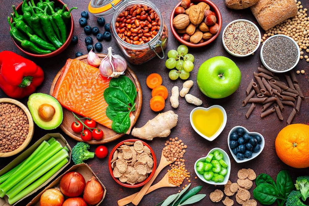 Viele verschiedene gesunde Lebensmittel wie Lachs, Nüsse und Beeren
